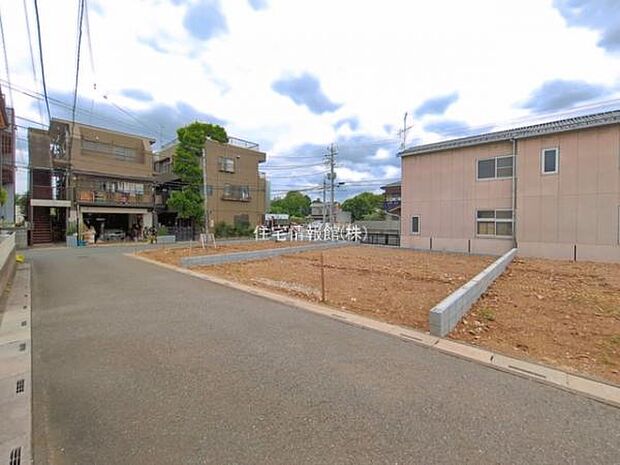 前面道路を含めた現地写真です。