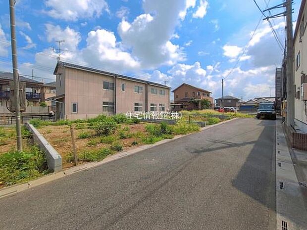 前面道路を含めた現地写真です。
