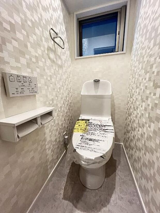 シャワー洗浄機能付のトイレは、清潔感が印象的な空間ですね。