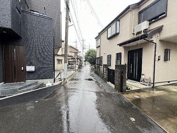 前面道路を含めた現地写真です。