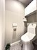 トイレ：シャワー洗浄機能付のトイレは、清潔感が印象的な空間ですね。