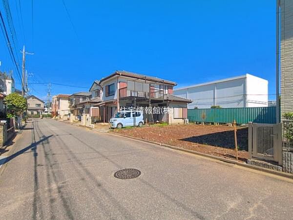 前面道路を含めた現地写真です。
