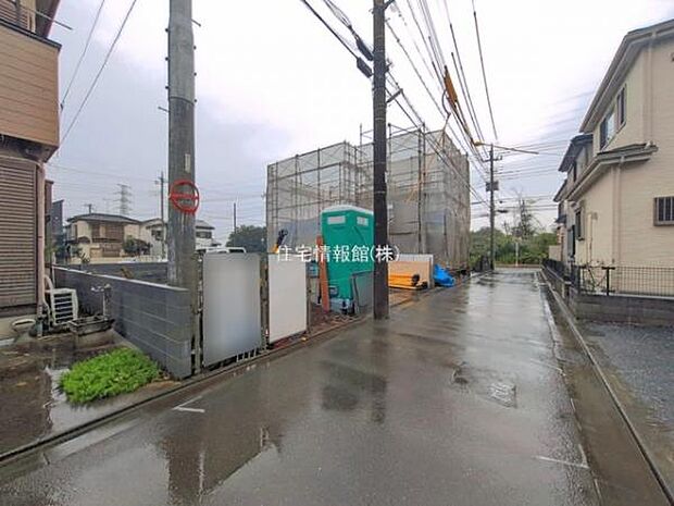 前面道路を含めた現地写真です。