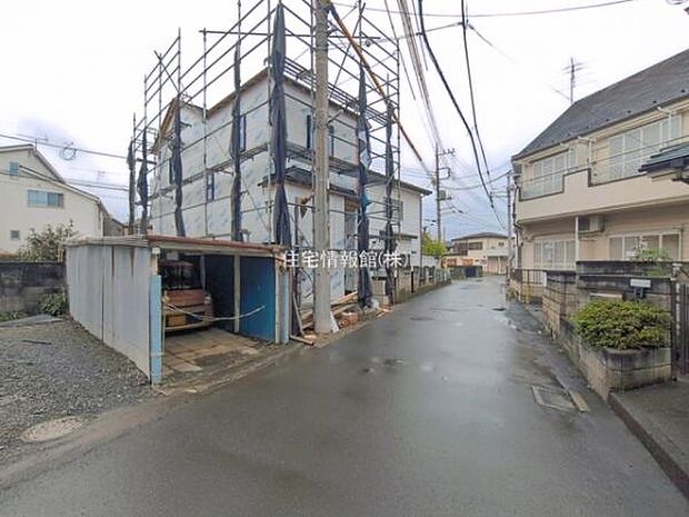 前面道路を含めた現地写真です。