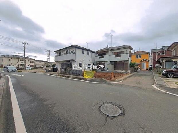 前面道路を含めた現地写真です。