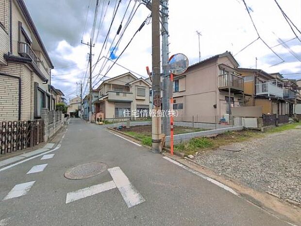 前面道路を含めた現地写真です。