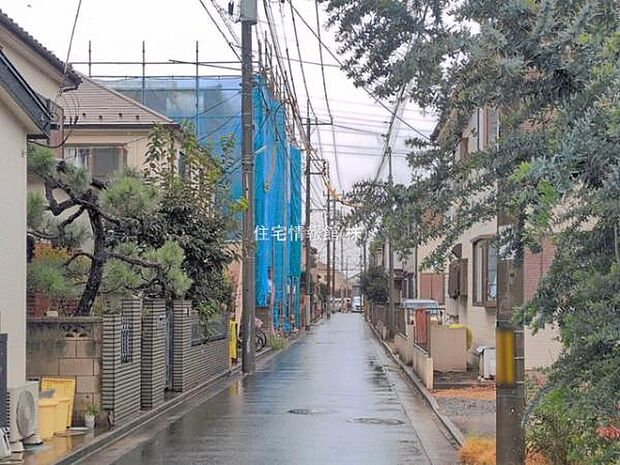 前面道路を含めた現地写真です。