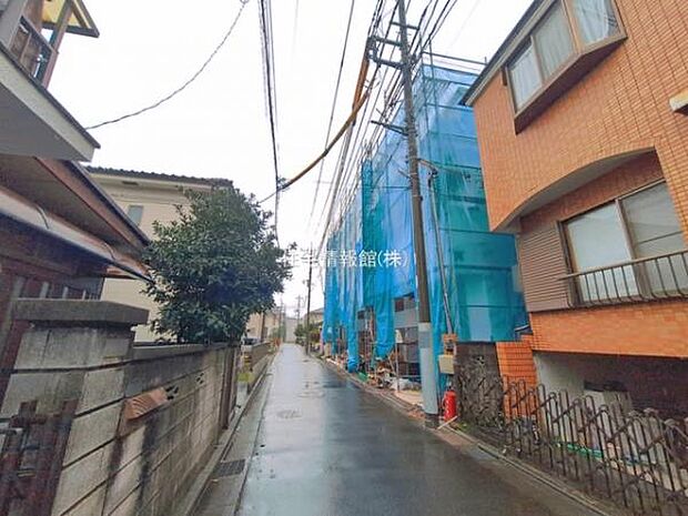 前面道路を含めた現地写真です。