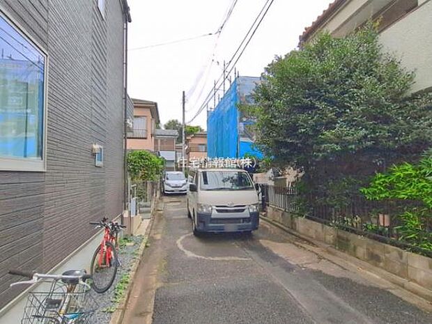 前面道路を含めた現地写真です。