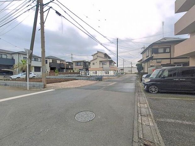 前面道路を含めた現地写真です。