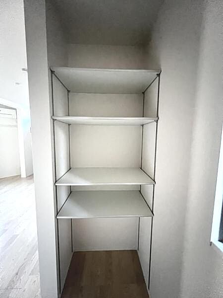 キッチンにも便利な可動棚がございます。