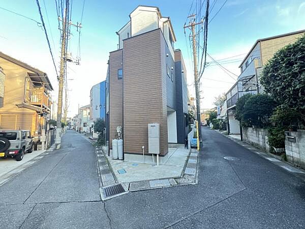 前面道路を含めた現地写真です。