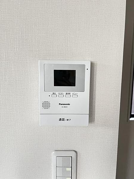 訪問者を確認できるTVモニター付きインターフォンです。