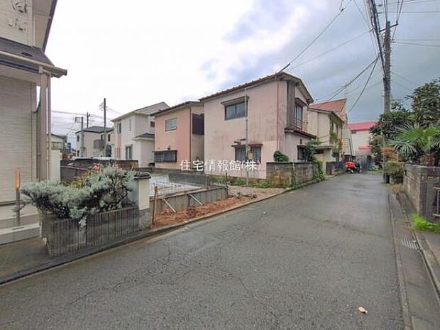 前面道路を含めた現地写真です。