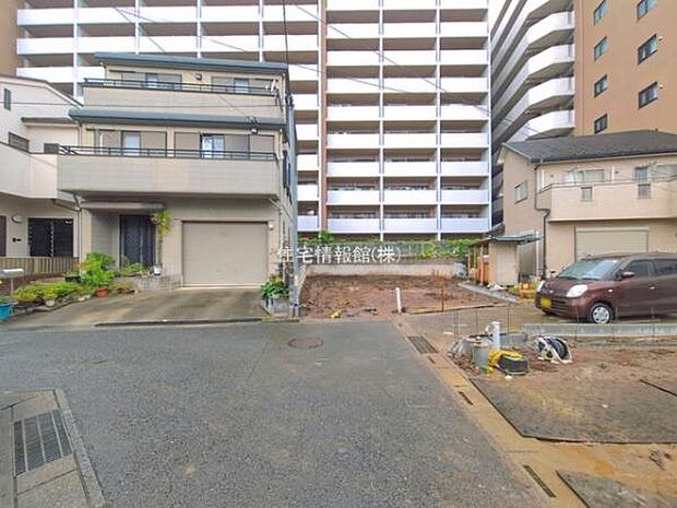 前面道路を含めた現地写真です。