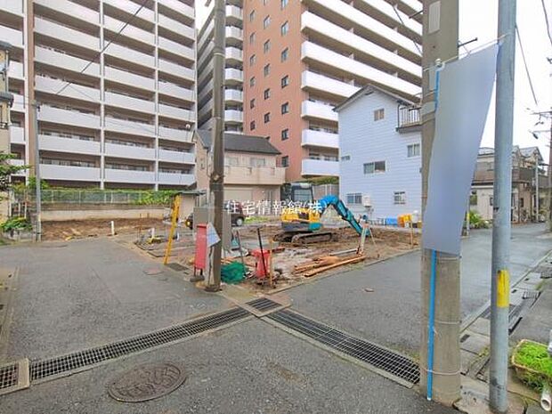 前面道路を含めた現地写真です。
