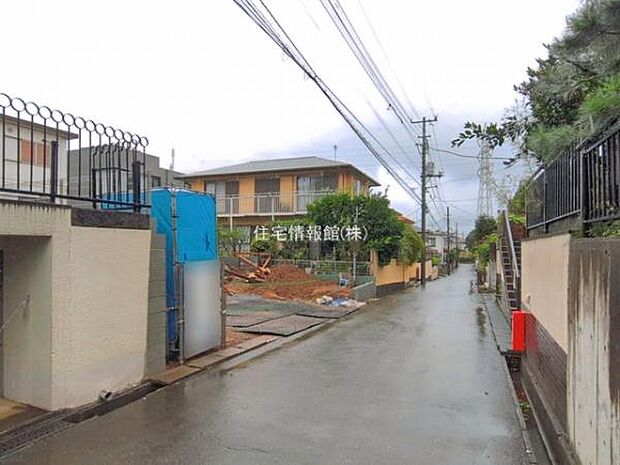 前面道路を含めた現地写真です。