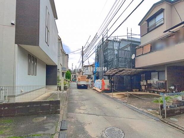 前面道路を含めた現地写真です。