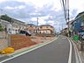 外観：前面道路を含めた現地写真です。