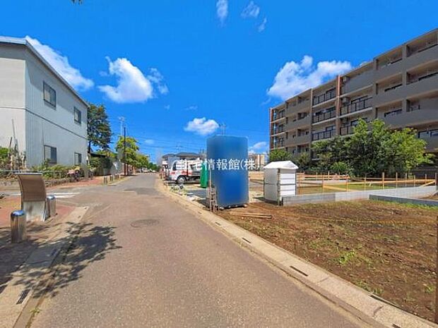 前面道路を含めた現地写真です。