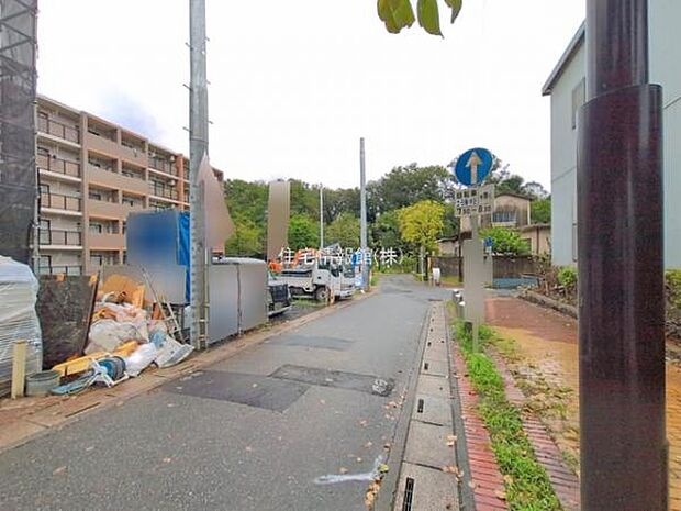 前面道路を含めた現地写真です。