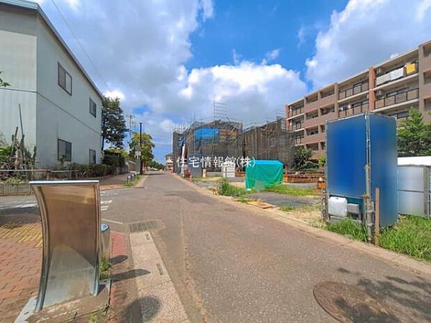 前面道路を含めた現地写真です。