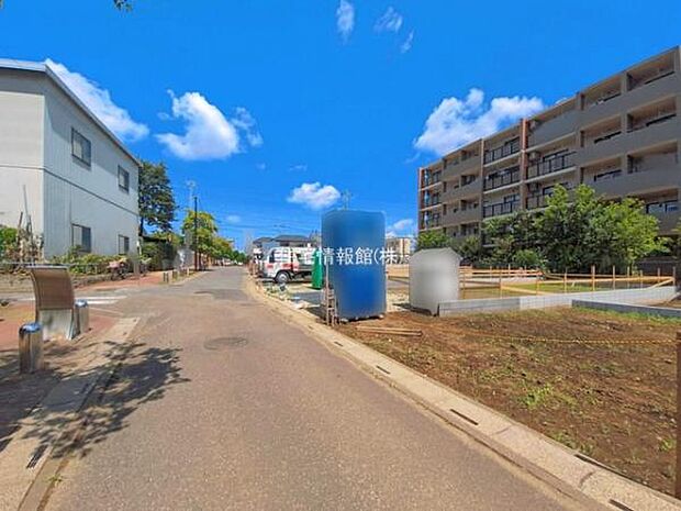 前面道路を含めた現地写真です。