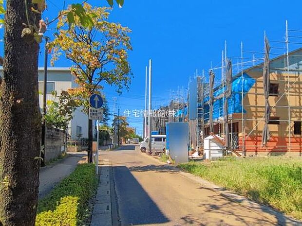 前面道路を含めた現地写真です。