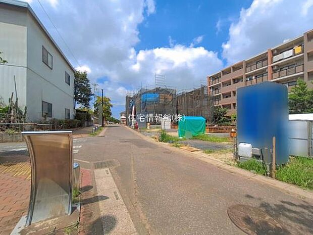 前面道路を含めた現地写真です。