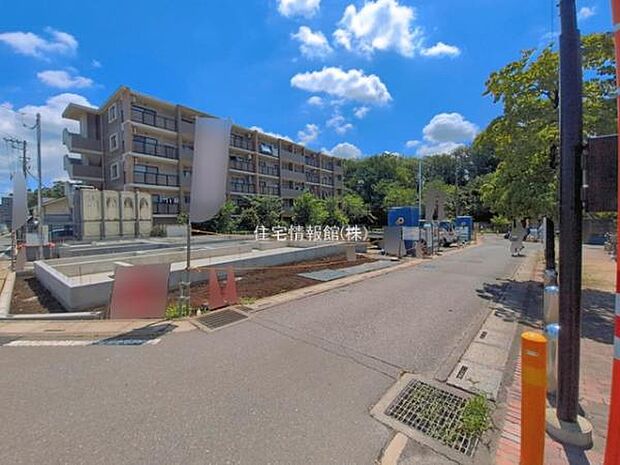 前面道路を含めた現地写真です。
