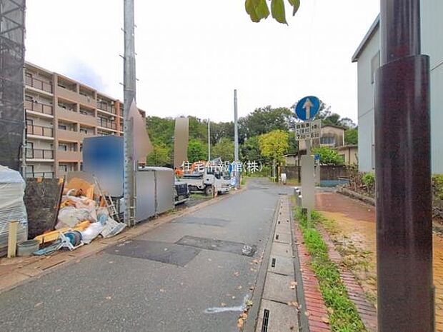 前面道路を含めた現地写真です。