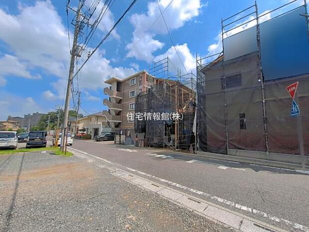 前面道路を含めた現地写真です。