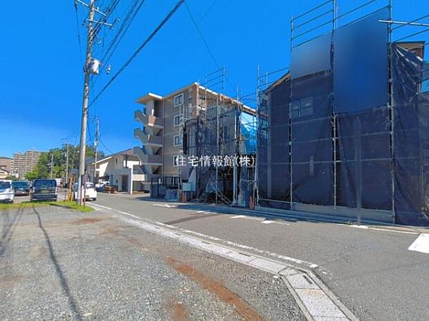 前面道路を含めた現地写真です。