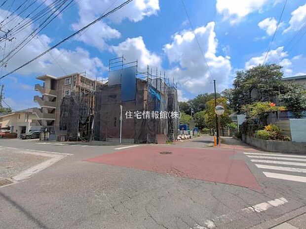 前面道路を含めた現地写真です。