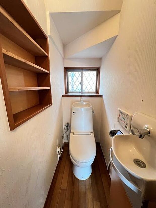 階段下のスペースを有効活用したトイレです。