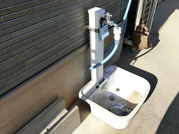 野外に設置の水栓は植物の水やりや洗車に便利です。