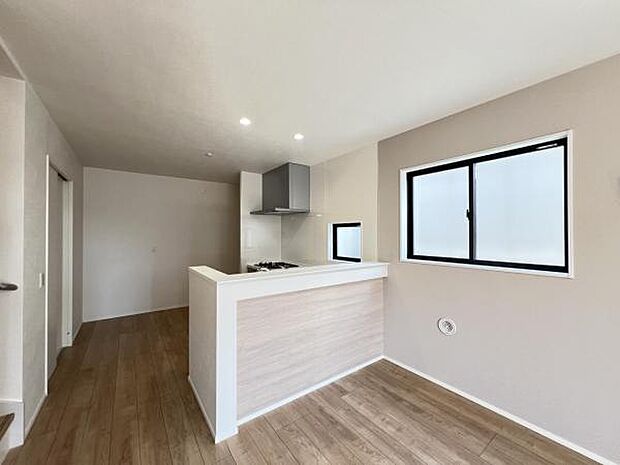 お食事中もキッチンと会話が楽しめるダイニングスペース。