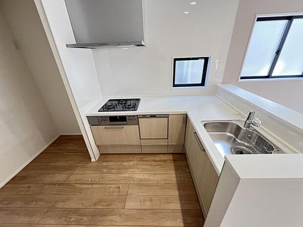 ご家族を見守りながら家事が捗る対面式キッチン。お料理をしながらご家族のサポートも可能です。