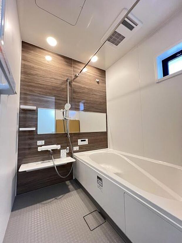 お洗濯にも重宝する浴室乾燥機付き。寒い時期もいつも温かいお湯に浸かれる追い焚き機能付きです。