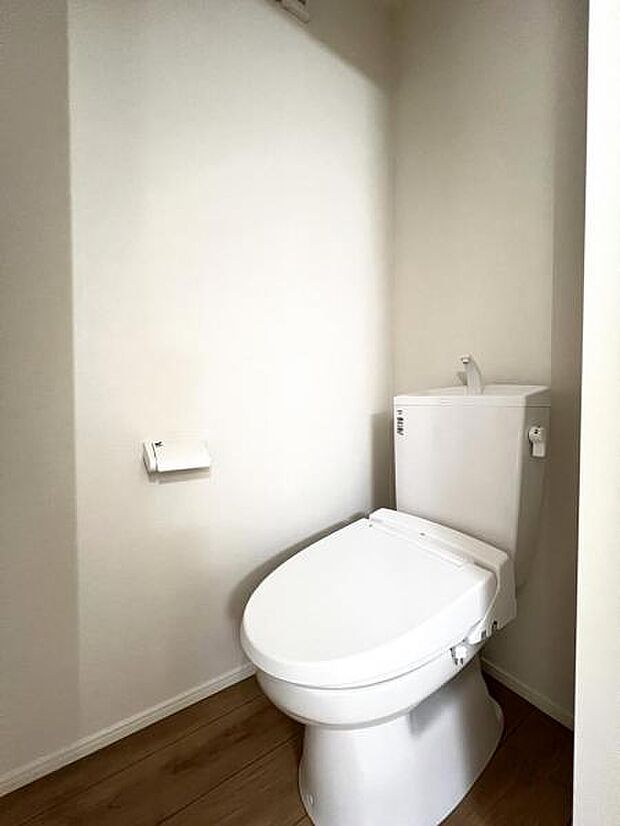 シャワー洗浄機能付のトイレは、清潔感が印象的な空間ですね。