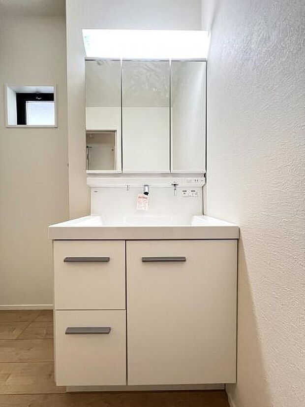 洗面化粧台です。朝の身支度から1日が始まります。