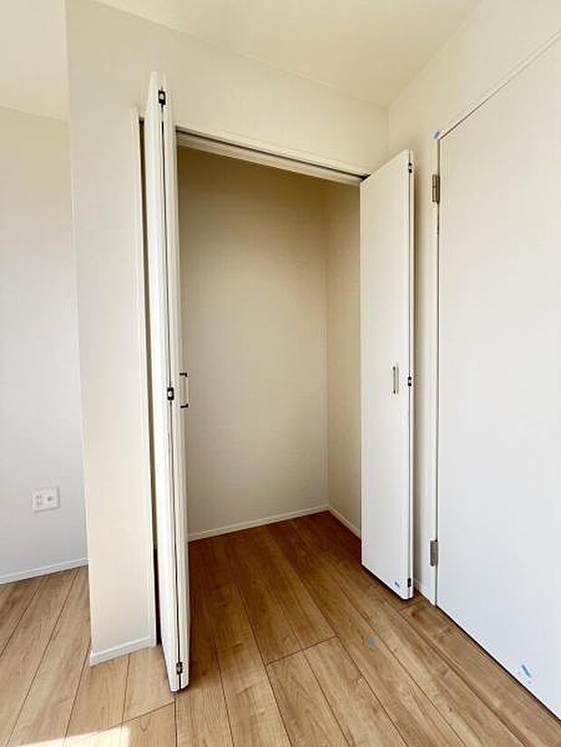 いつでもお部屋をスッキリお使い頂ける収納スペースを設置。