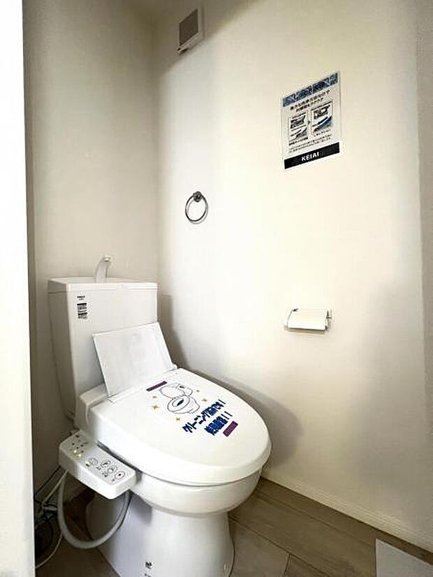 シャワー洗浄機能付のトイレは、清潔感が印象的な空間ですね。