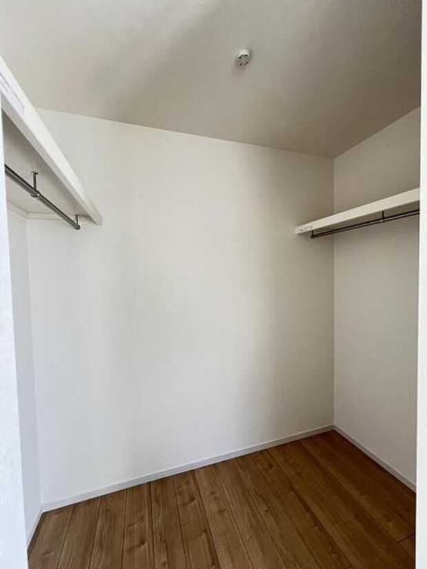 ウォークインクローゼットがあり収納スペースも豊富。季節物もスッキリ片付きそうです。