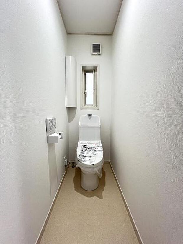 シャワー洗浄機能付のトイレは、清潔感が印象的な空間ですね。