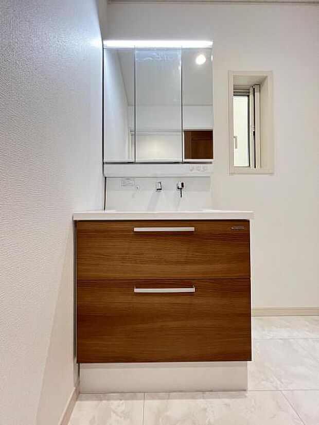 洗面化粧台です。朝の身支度から1日が始まります。