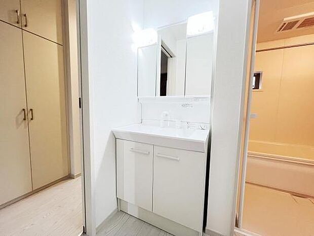 洗面化粧台です。朝の身支度から1日が始まります。