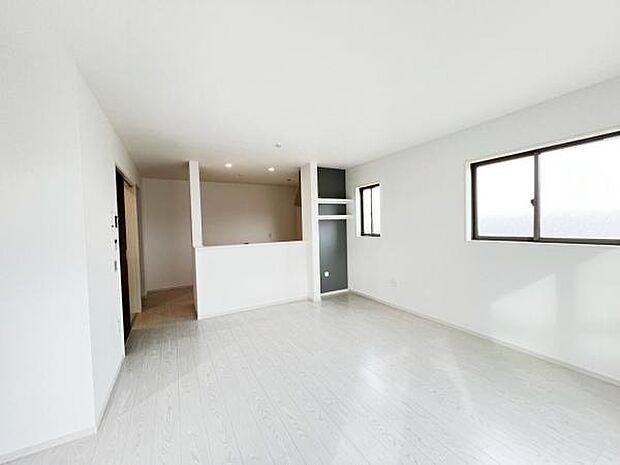 お食事中もキッチンと会話が楽しめるダイニングスペース。