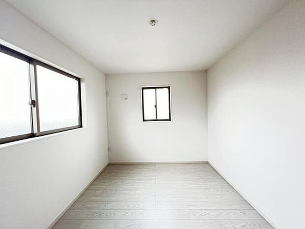 木の温もりが優しいフローリングの収納スペース付き洋室です。