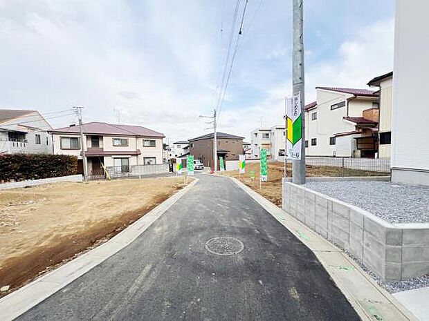 前面道路を含めた現地写真です。